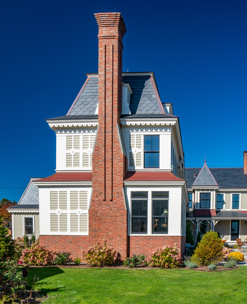 Zweistöckiges Klassisches Haus mit beiger Fassadenfarbe und grauem Dach in Boston