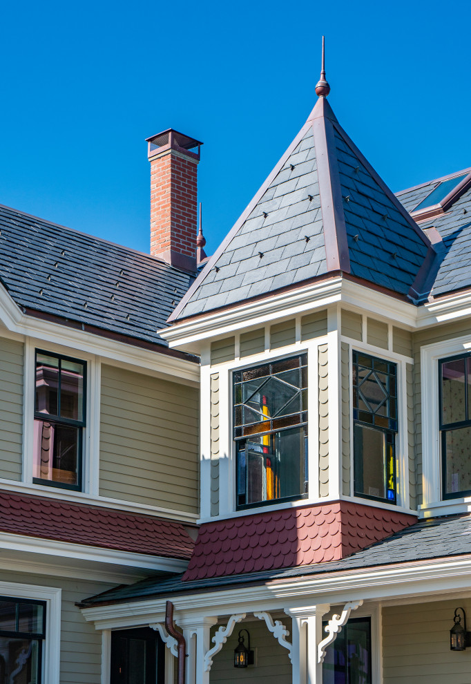 Diseño de fachada de casa beige y gris clásica de dos plantas con revestimiento de madera