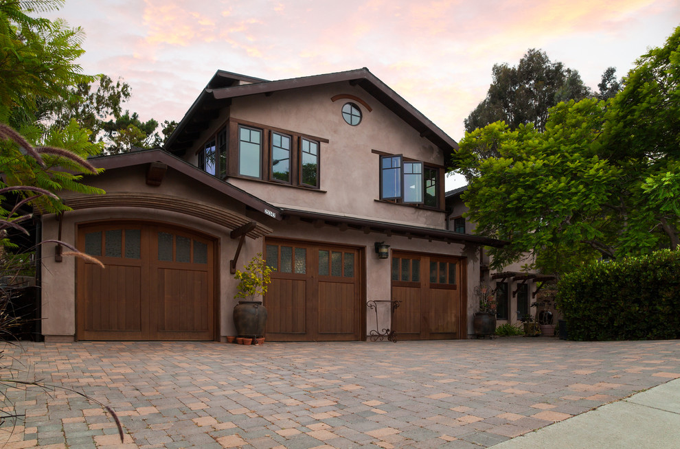 Modelo de fachada de casa marrón de estilo americano de tamaño medio de dos plantas con revestimiento de estuco y tejado a dos aguas