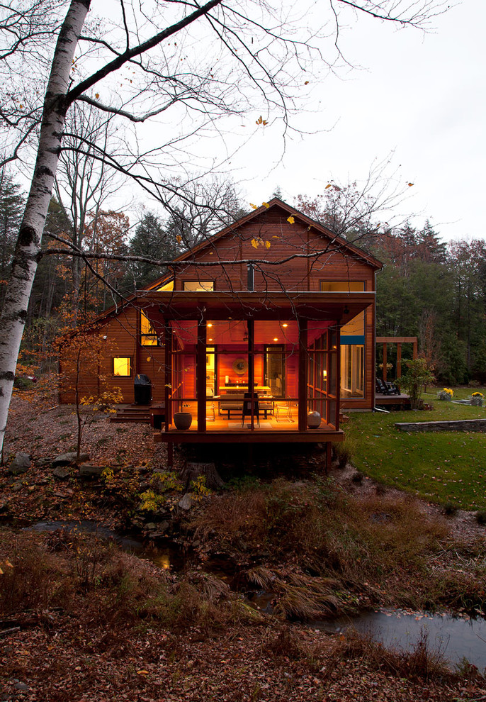 Идея дизайна: деревянный дом в стиле кантри