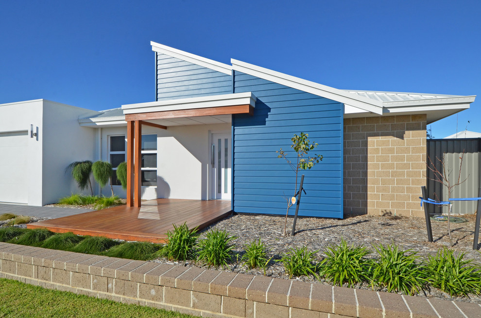 Inspiration pour une grande façade de maison bleue design de plain-pied avec un revêtement mixte.