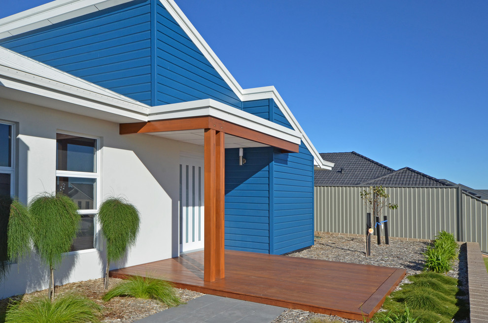 Idée de décoration pour une grande façade de maison bleue design de plain-pied avec un revêtement mixte.