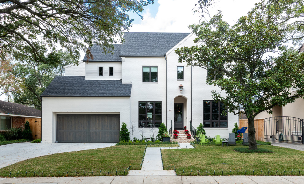 Großes, Zweistöckiges Klassisches Einfamilienhaus mit Backsteinfassade, weißer Fassadenfarbe, Satteldach und Schindeldach in Houston