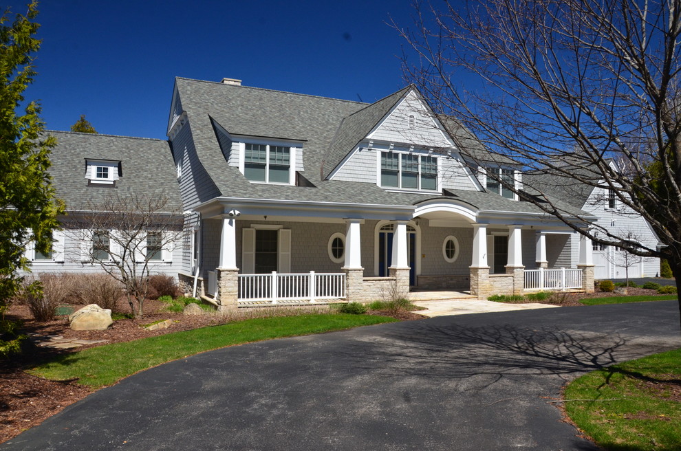 Foto de fachada de casa gris de estilo americano grande de dos plantas con revestimiento de madera, tejado a dos aguas y tejado de teja de barro