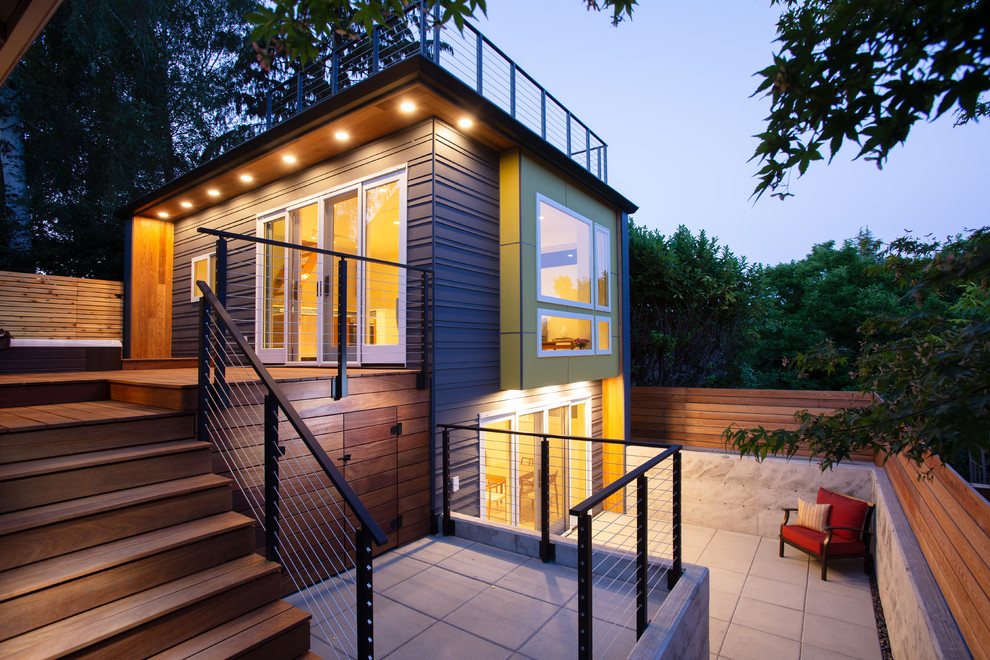 Kleines, Zweistöckiges Modernes Einfamilienhaus mit Faserzement-Fassade und blauer Fassadenfarbe in Seattle