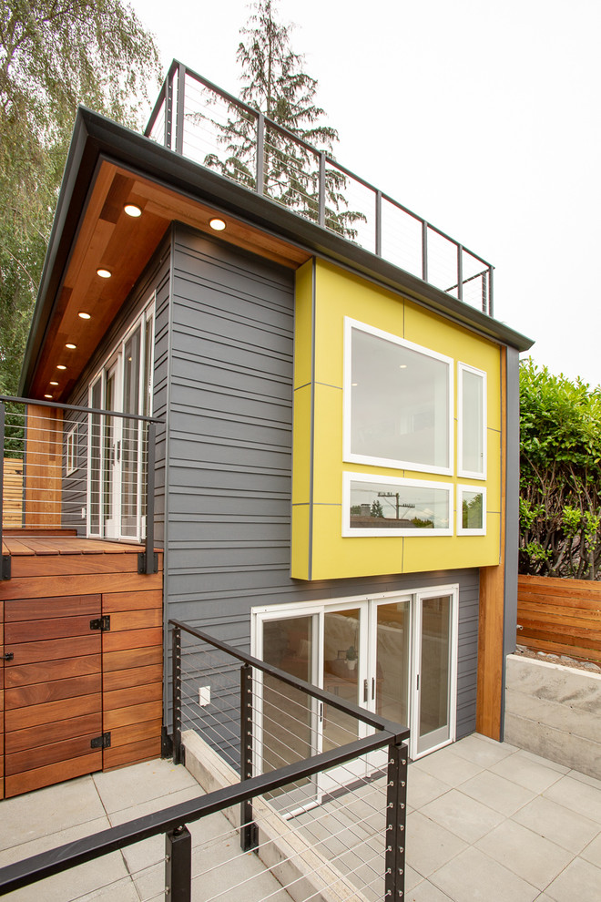 Kleines, Zweistöckiges Modernes Einfamilienhaus mit Faserzement-Fassade und blauer Fassadenfarbe in Seattle