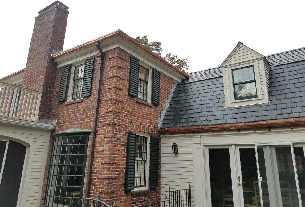 Großes, Zweistöckiges Klassisches Einfamilienhaus mit Mix-Fassade, weißer Fassadenfarbe, Mansardendach und Ziegeldach in Boston