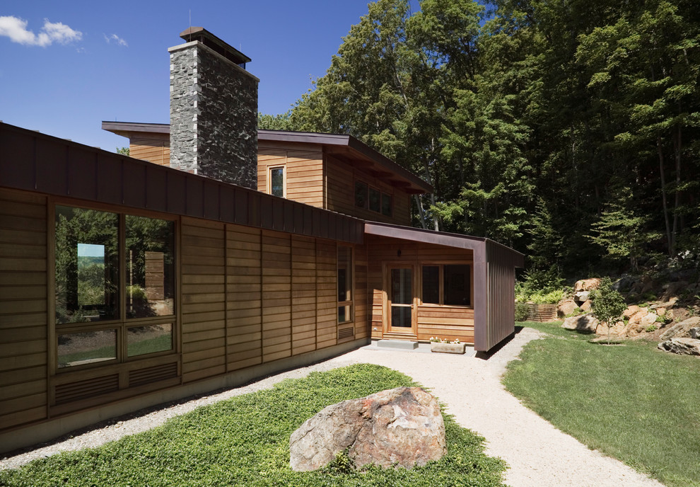 Idee per la facciata di una casa marrone moderna a due piani di medie dimensioni con rivestimento in legno e tetto piano