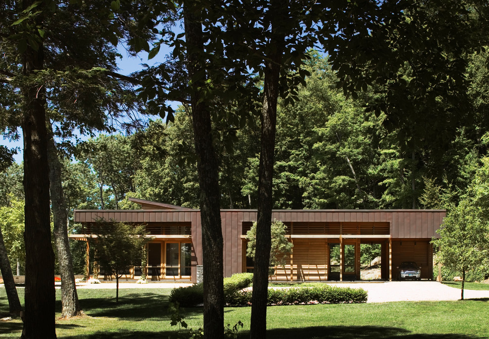 Стильный дизайн: двухэтажный, деревянный, коричневый дом среднего размера в стиле ретро с плоской крышей - последний тренд
