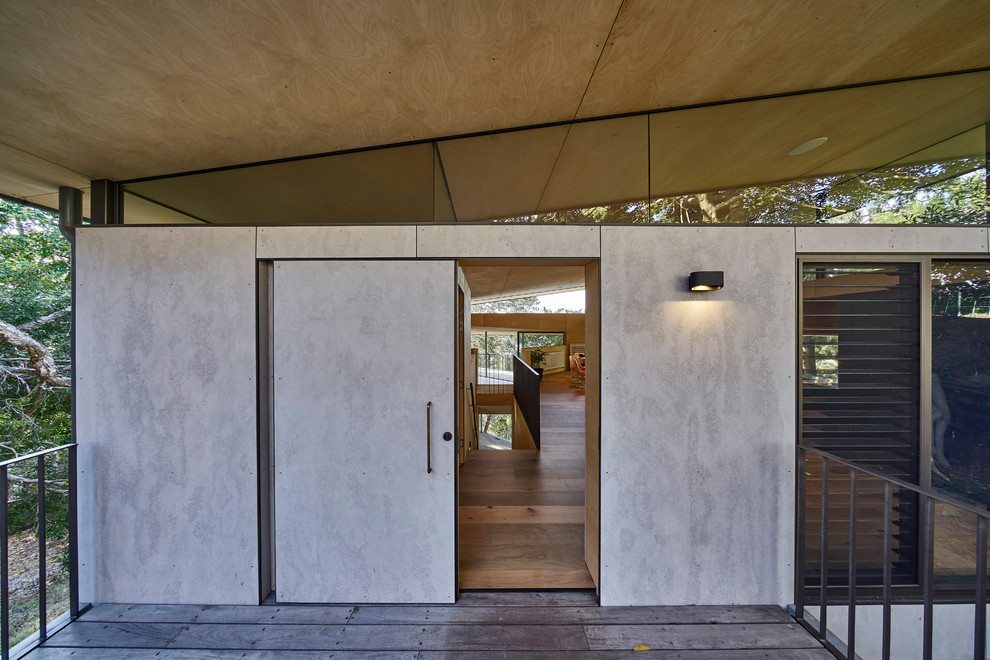 Mittelgroßes, Zweistöckiges Modernes Einfamilienhaus mit Faserzement-Fassade, grauer Fassadenfarbe und Blechdach in Sydney