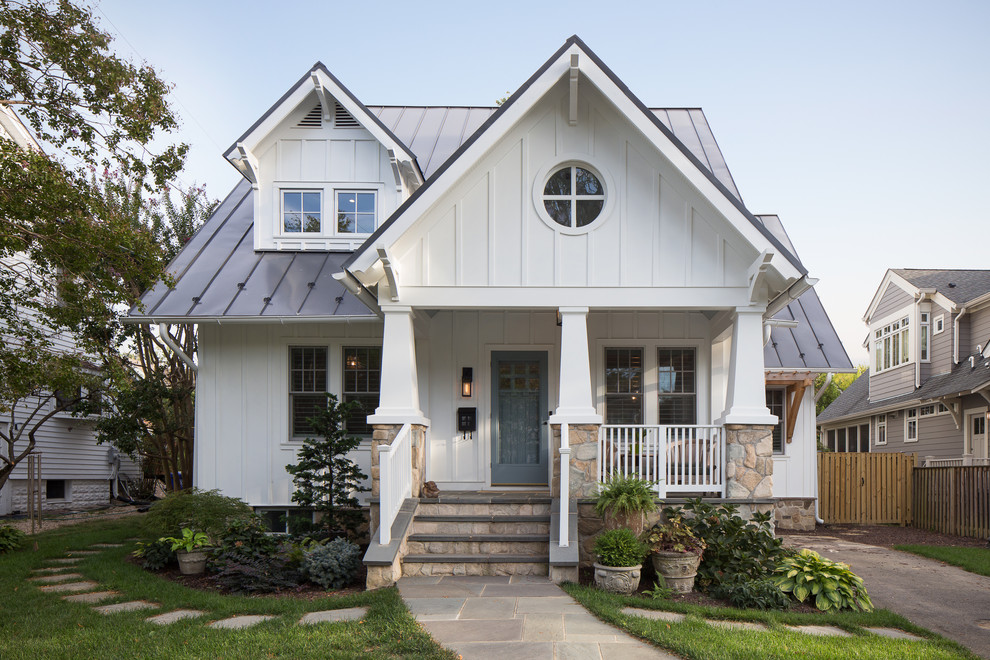 Großes, Zweistöckiges Uriges Einfamilienhaus mit Faserzement-Fassade, weißer Fassadenfarbe, Satteldach und Blechdach in Washington, D.C.