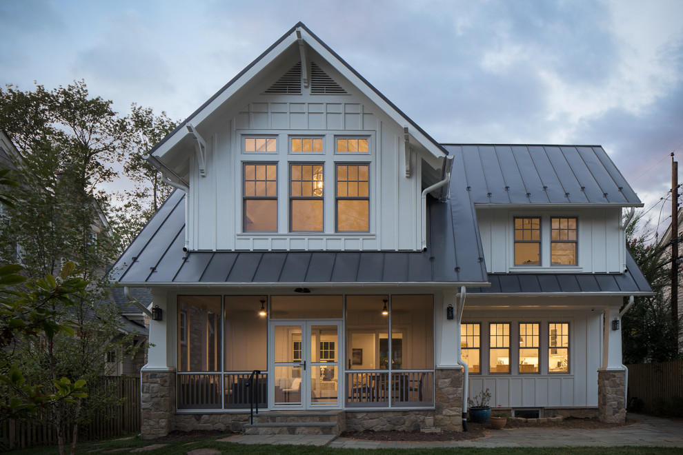 Diseño de fachada de casa blanca de estilo americano grande de dos plantas con revestimiento de aglomerado de cemento, tejado a dos aguas y tejado de metal