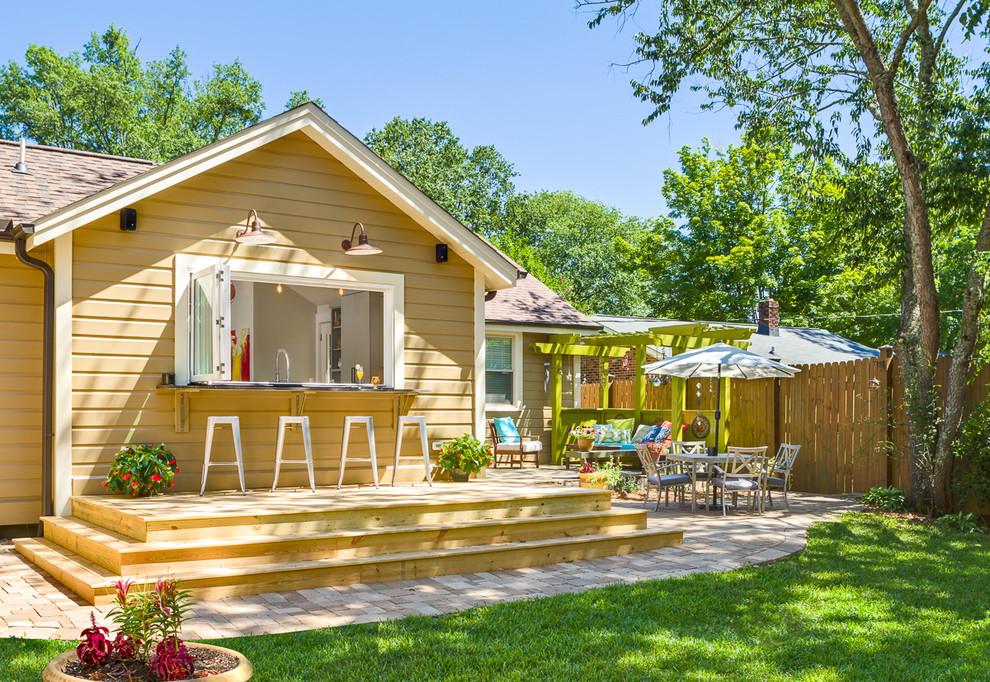 Kleine, Einstöckige Shabby-Style Holzfassade Haus mit brauner Fassadenfarbe und Satteldach in Atlanta