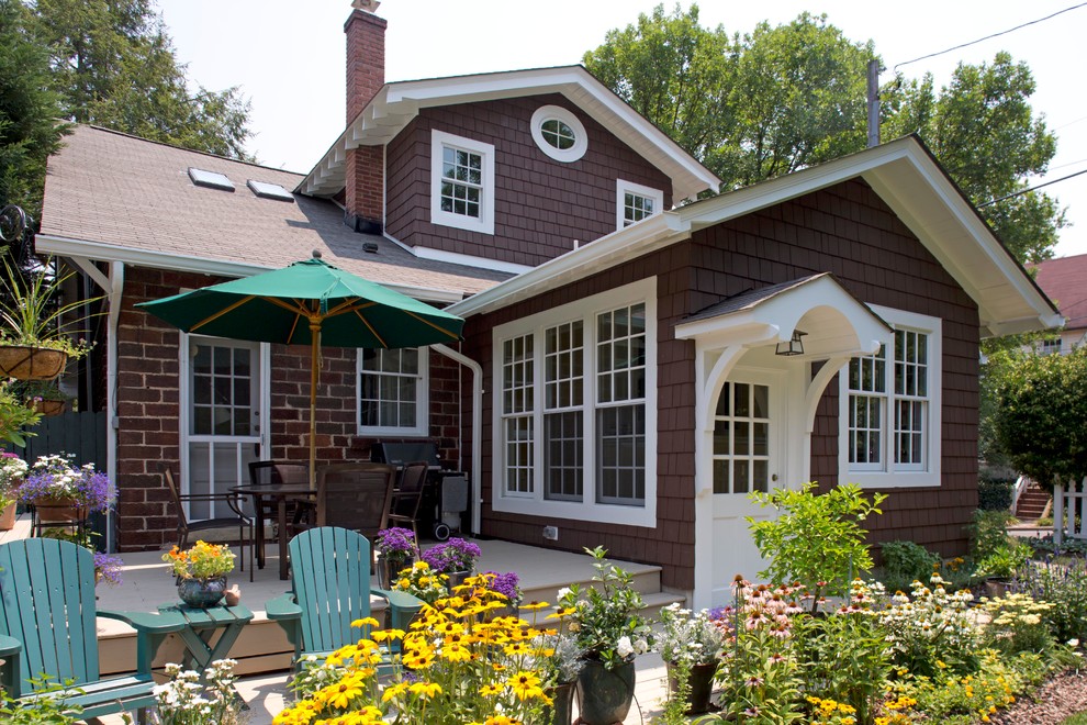 Свежая идея для дизайна: маленький, коричневый дом в стиле кантри для на участке и в саду - отличное фото интерьера