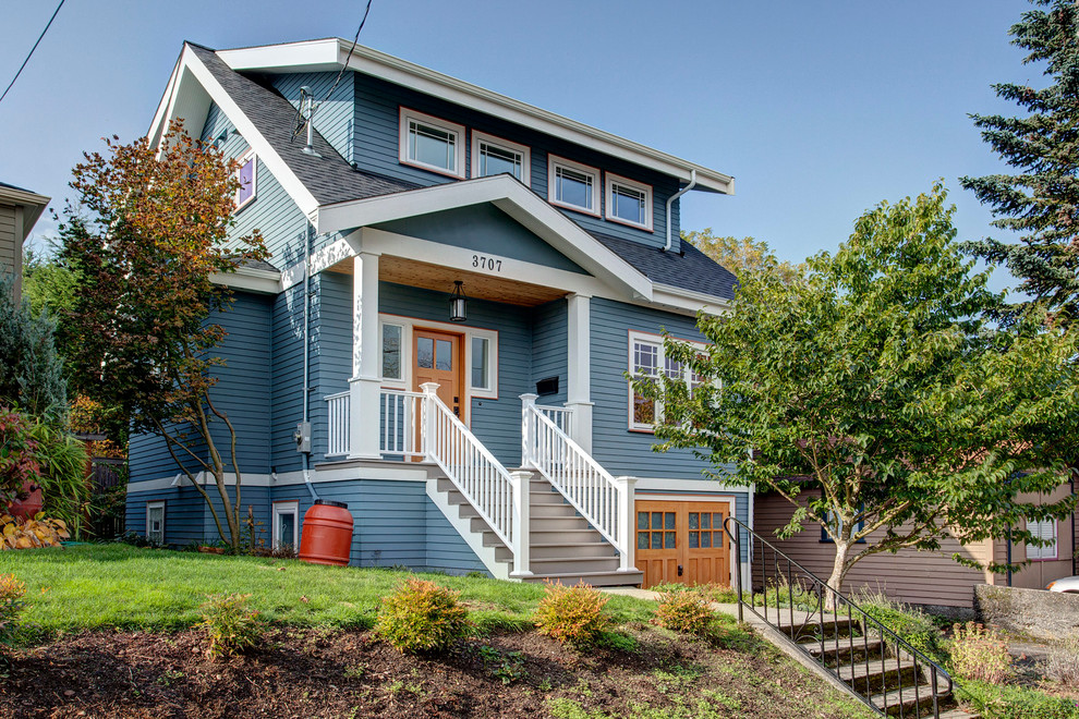 Идея дизайна: двухэтажный, синий дом в классическом стиле