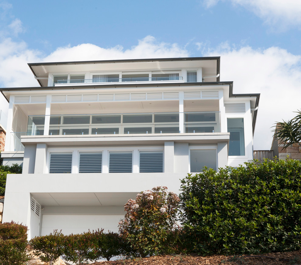 Свежая идея для дизайна: большой, трехэтажный, серый дом в морском стиле с облицовкой из бетона и вальмовой крышей - отличное фото интерьера