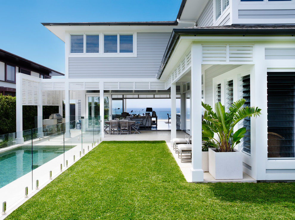 シドニーにあるビーチスタイルのおしゃれな家の外観 (混合材サイディング) の写真