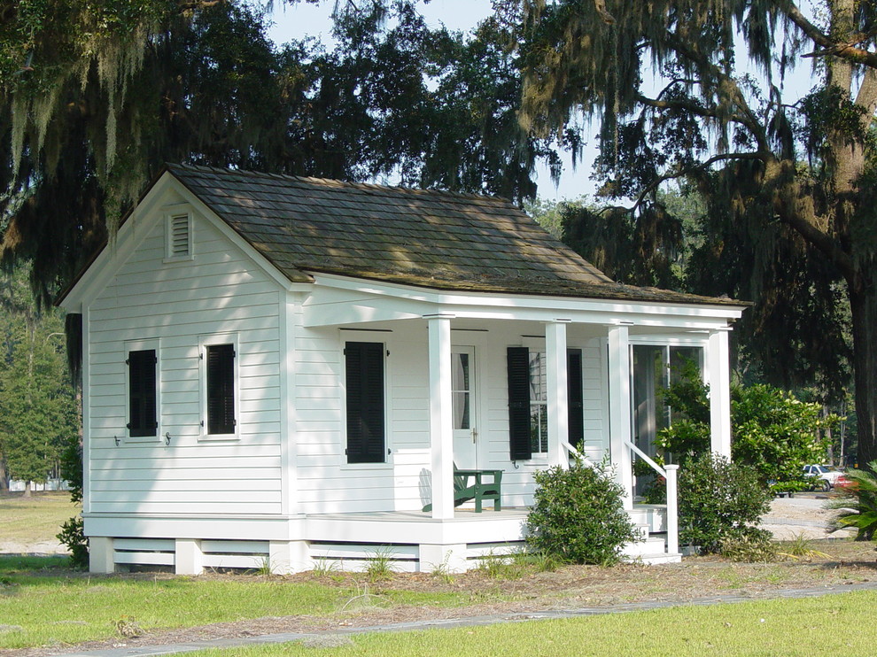 Immagine della facciata di una casa piccola bianca a un piano
