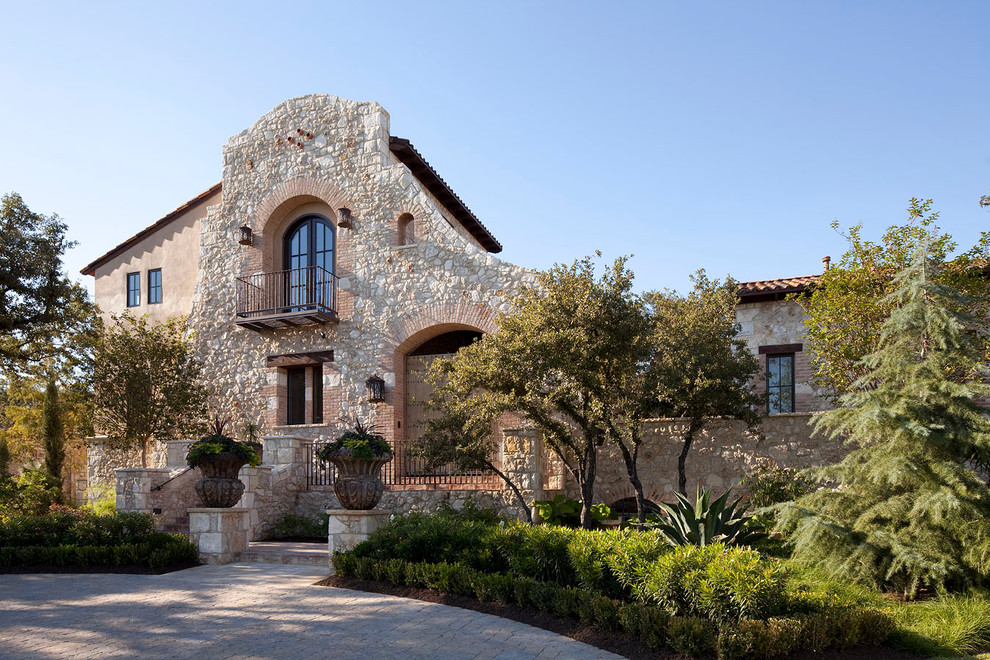 Стильный дизайн: итальянский дом в средиземноморском стиле с облицовкой из камня - последний тренд