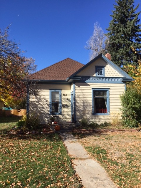 Kleines, Zweistöckiges Klassisches Einfamilienhaus mit Faserzement-Fassade, gelber Fassadenfarbe, Walmdach und Schindeldach in Denver