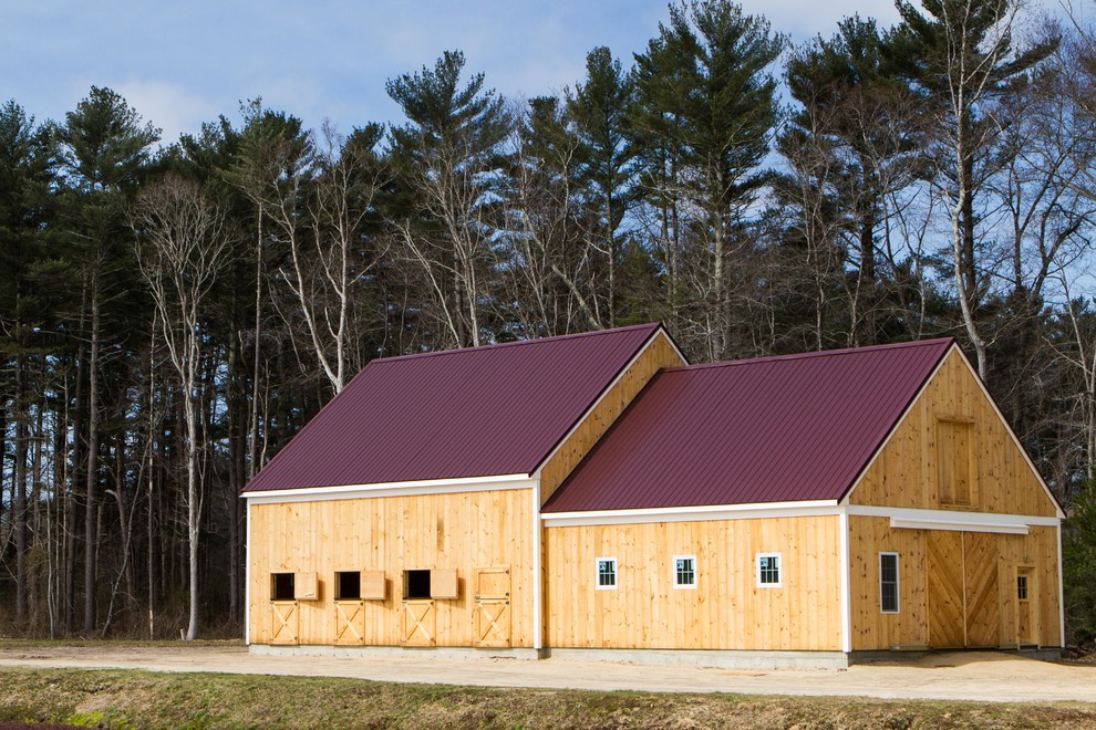 Exemple d'une petite façade de maison nature en bois de plain-pied avec un toit à deux pans et un toit en métal.