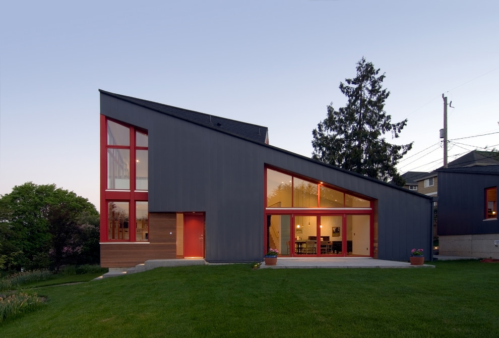На фото: двухэтажный, серый дом среднего размера в современном стиле с облицовкой из металла и односкатной крышей с