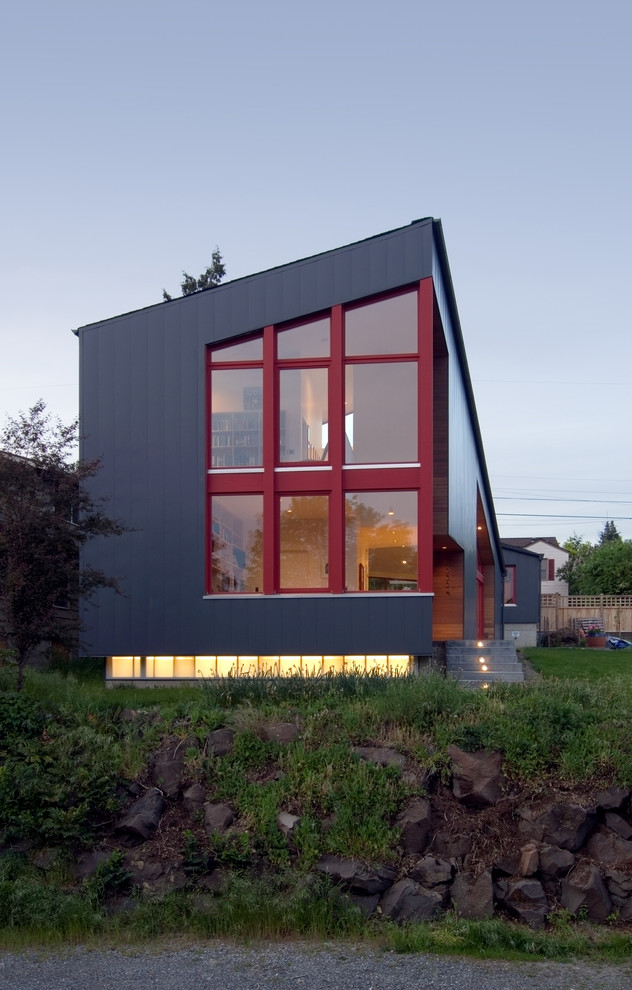 Immagine della casa con tetto a falda unica grigio contemporaneo a due piani di medie dimensioni con rivestimento in metallo