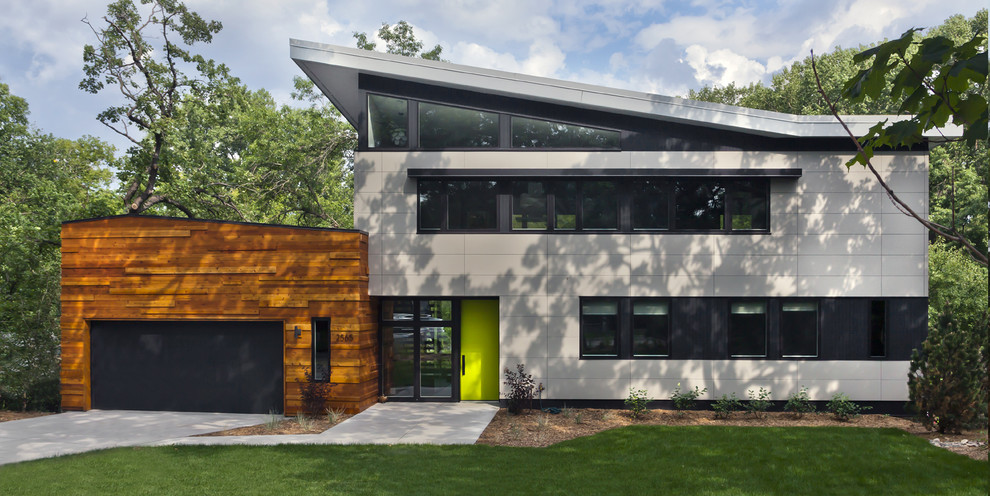 Idee per la facciata di una casa grigia contemporanea a due piani di medie dimensioni con rivestimenti misti