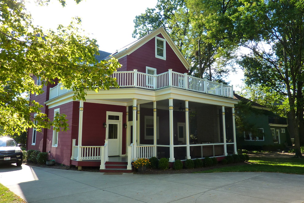 Mittelgroße, Einstöckige Klassische Holzfassade Haus mit roter Fassadenfarbe in Cincinnati