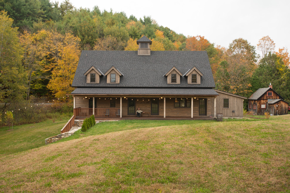 Idee per la facciata di una casa fienile ristrutturato marrone country con rivestimento in legno