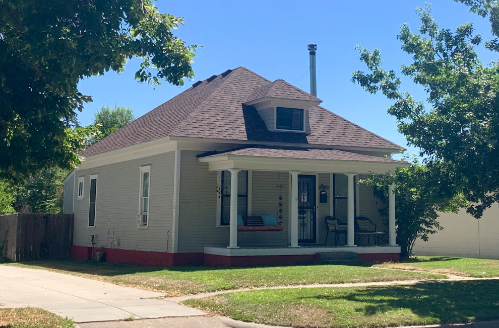 Kleines, Einstöckiges Klassisches Einfamilienhaus mit beiger Fassadenfarbe, Satteldach und Schindeldach in Denver