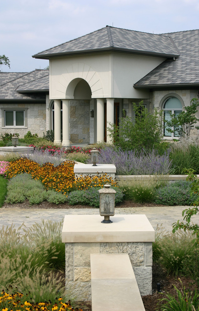 Modelo de fachada beige contemporánea grande de dos plantas con revestimiento de piedra y tejado a cuatro aguas
