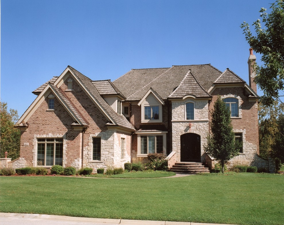 Esempio della facciata di una casa marrone classica a due piani di medie dimensioni con rivestimento in mattoni