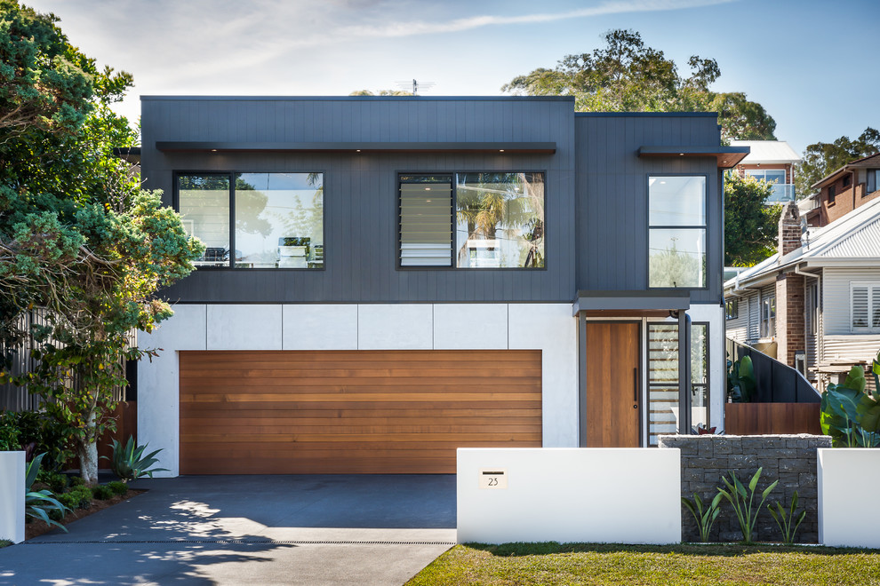 Стильный дизайн: двухэтажный, серый частный загородный дом в современном стиле с комбинированной облицовкой и плоской крышей - последний тренд