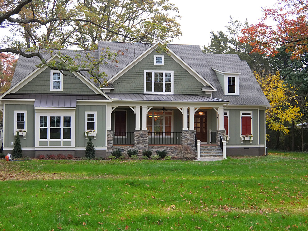 Стильный дизайн: двухэтажный, зеленый, большой дом в стиле кантри с облицовкой из ЦСП - последний тренд