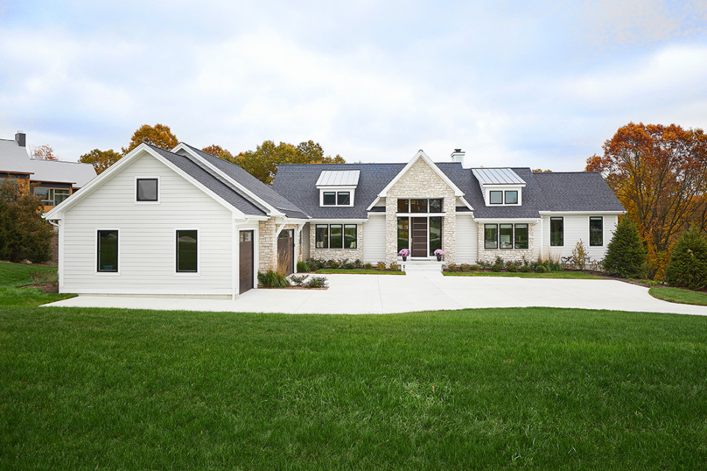 Imagen de fachada de casa blanca clásica renovada con revestimiento de vinilo, tejado a dos aguas y tejado de varios materiales