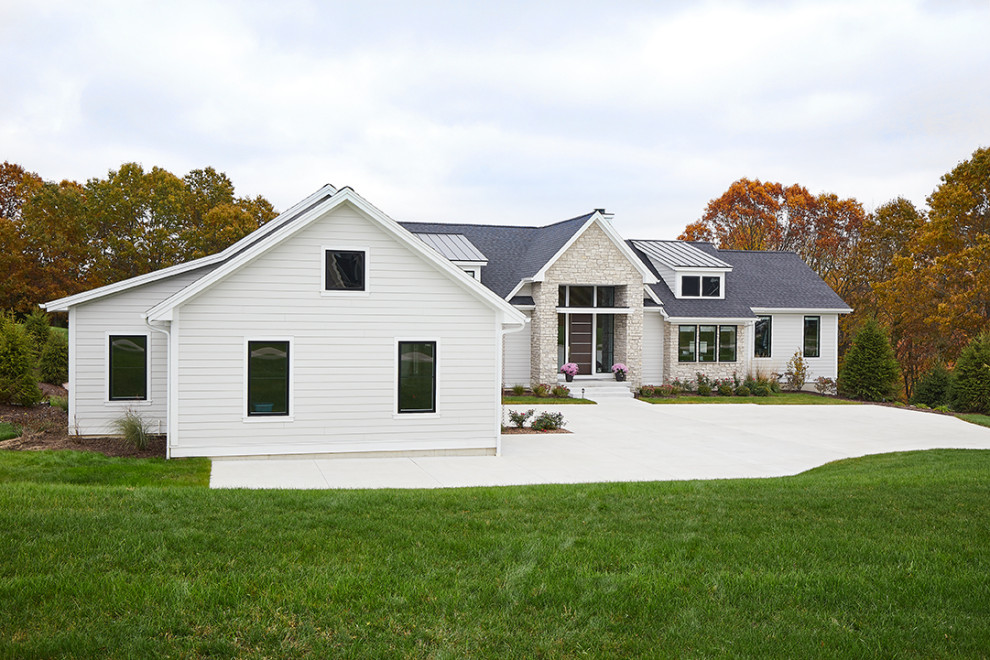 Diseño de fachada de casa blanca clásica renovada con revestimiento de vinilo, tejado a dos aguas y tejado de varios materiales