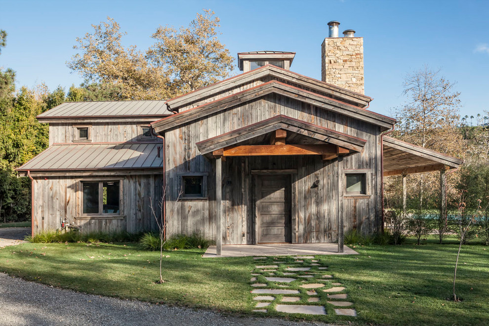 Modelo de fachada de casa marrón de estilo de casa de campo de dos plantas con revestimiento de madera, tejado a dos aguas y tejado de metal