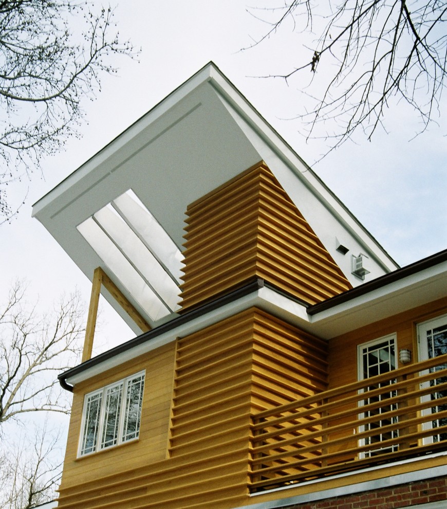 Bild på ett mellanstort funkis hus i flera nivåer, med pulpettak och tak i shingel