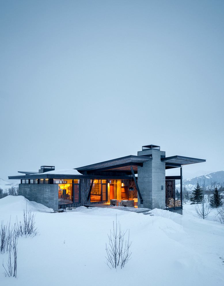 Zweistöckiges Modernes Haus mit Betonfassade, grauer Fassadenfarbe und Flachdach in Sonstige