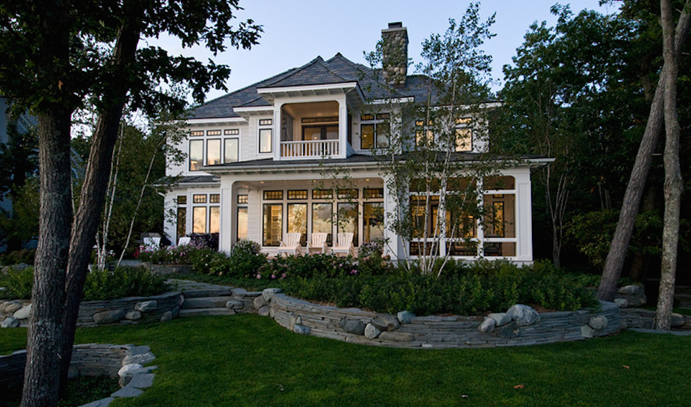 Großes, Zweistöckiges Maritimes Einfamilienhaus mit Vinylfassade, weißer Fassadenfarbe und Pultdach in Sonstige