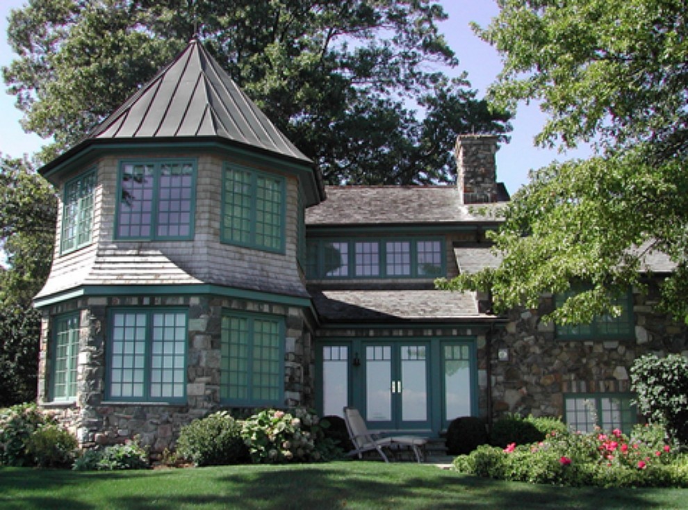 Mittelgroßes, Zweistöckiges Klassisches Einfamilienhaus mit Mix-Fassade, grauer Fassadenfarbe, Satteldach und Schindeldach in New York