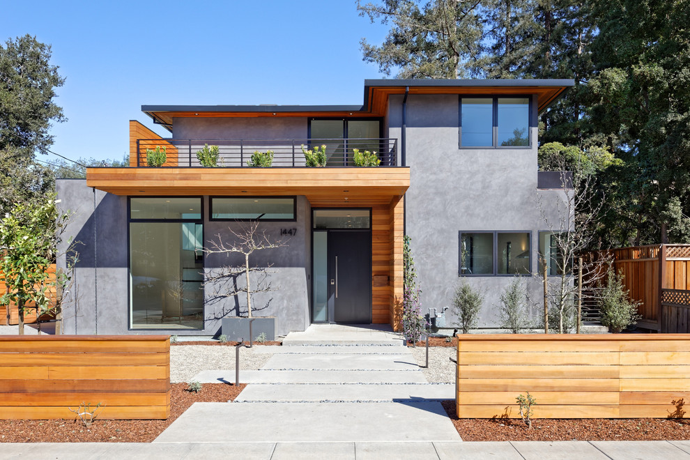 На фото: двухэтажный, серый частный загородный дом среднего размера в современном стиле с облицовкой из бетона и плоской крышей с