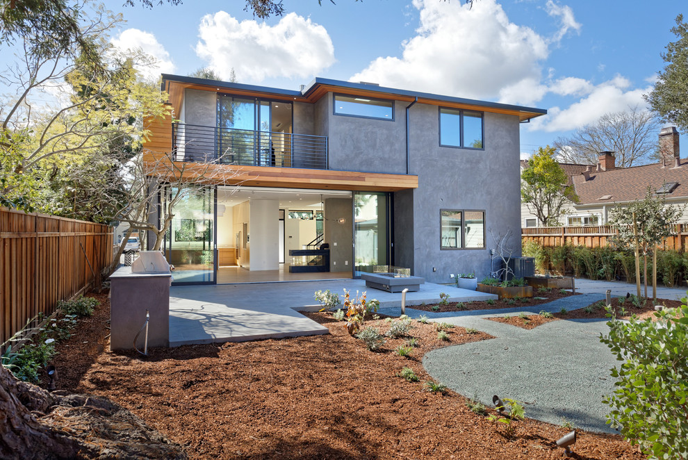 Modelo de fachada de casa gris contemporánea de tamaño medio de dos plantas con revestimiento de hormigón y tejado plano