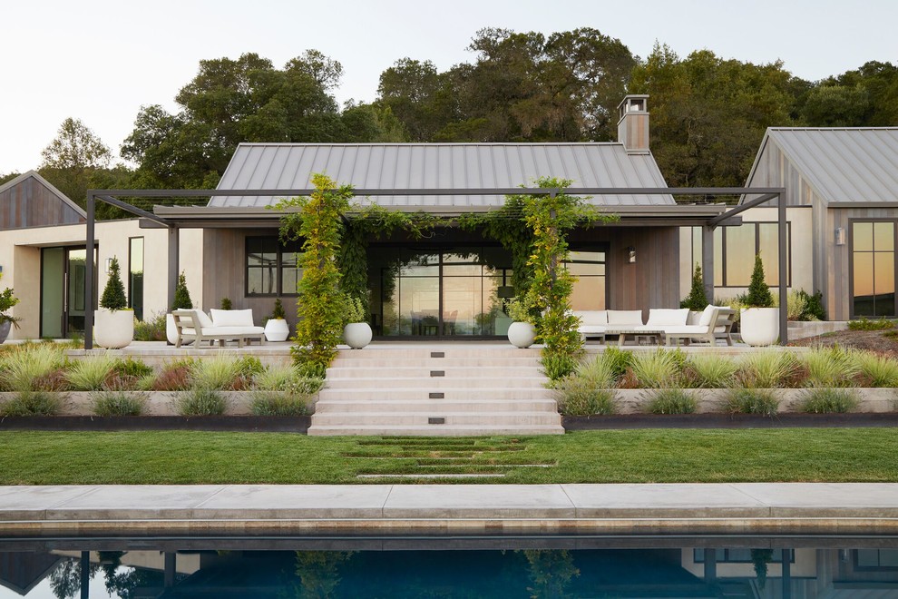 Свежая идея для дизайна: деревянный, коричневый частный загородный дом среднего размера в стиле кантри с металлической крышей - отличное фото интерьера