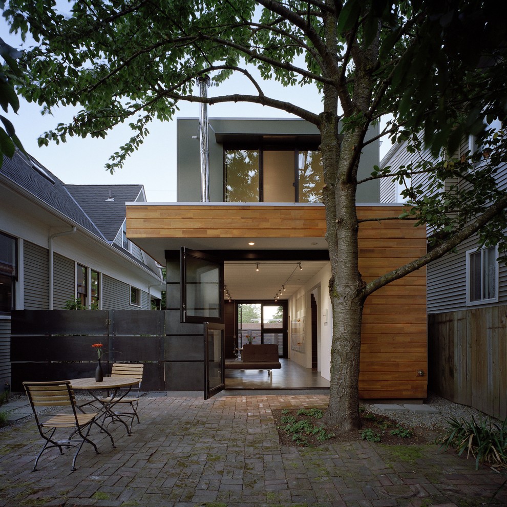 Kleines, Zweistöckiges Modernes Haus mit Mix-Fassade und Flachdach in Seattle