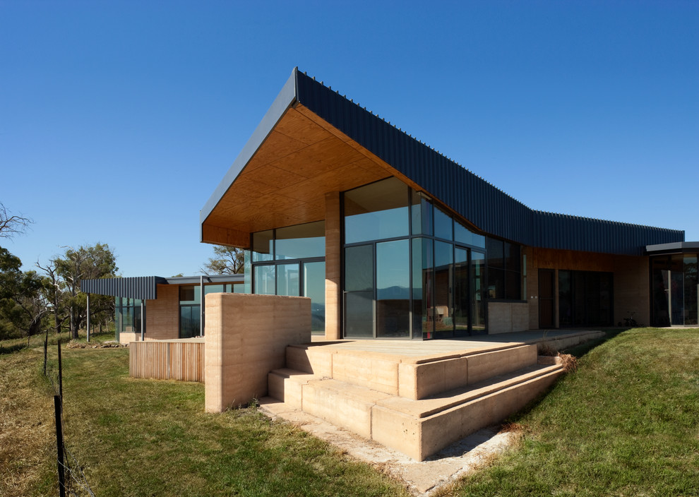 Großes, Einstöckiges Modernes Einfamilienhaus mit Mix-Fassade, Flachdach und Blechdach in Melbourne