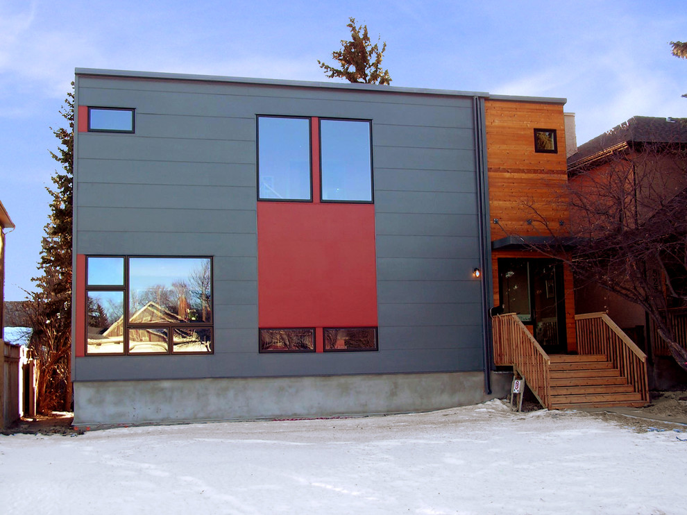 Kleines, Zweistöckiges Modernes Haus mit Mix-Fassade und blauer Fassadenfarbe in Calgary