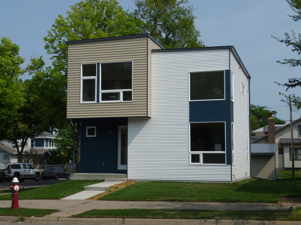 Diseño de fachada azul moderna de dos plantas con revestimiento de vinilo