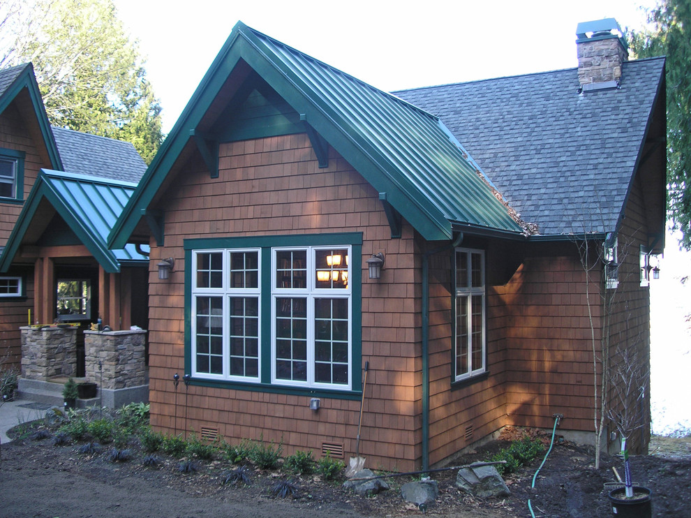 На фото: двухэтажный, деревянный, коричневый дом среднего размера в стиле рустика с